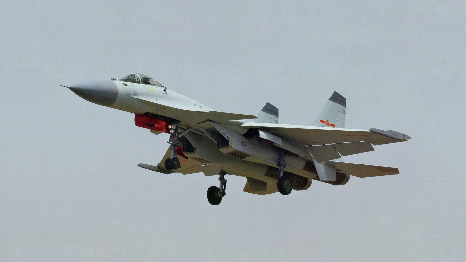 冲垮铁幕的红色火焰与那道刺破阴霾的弧线