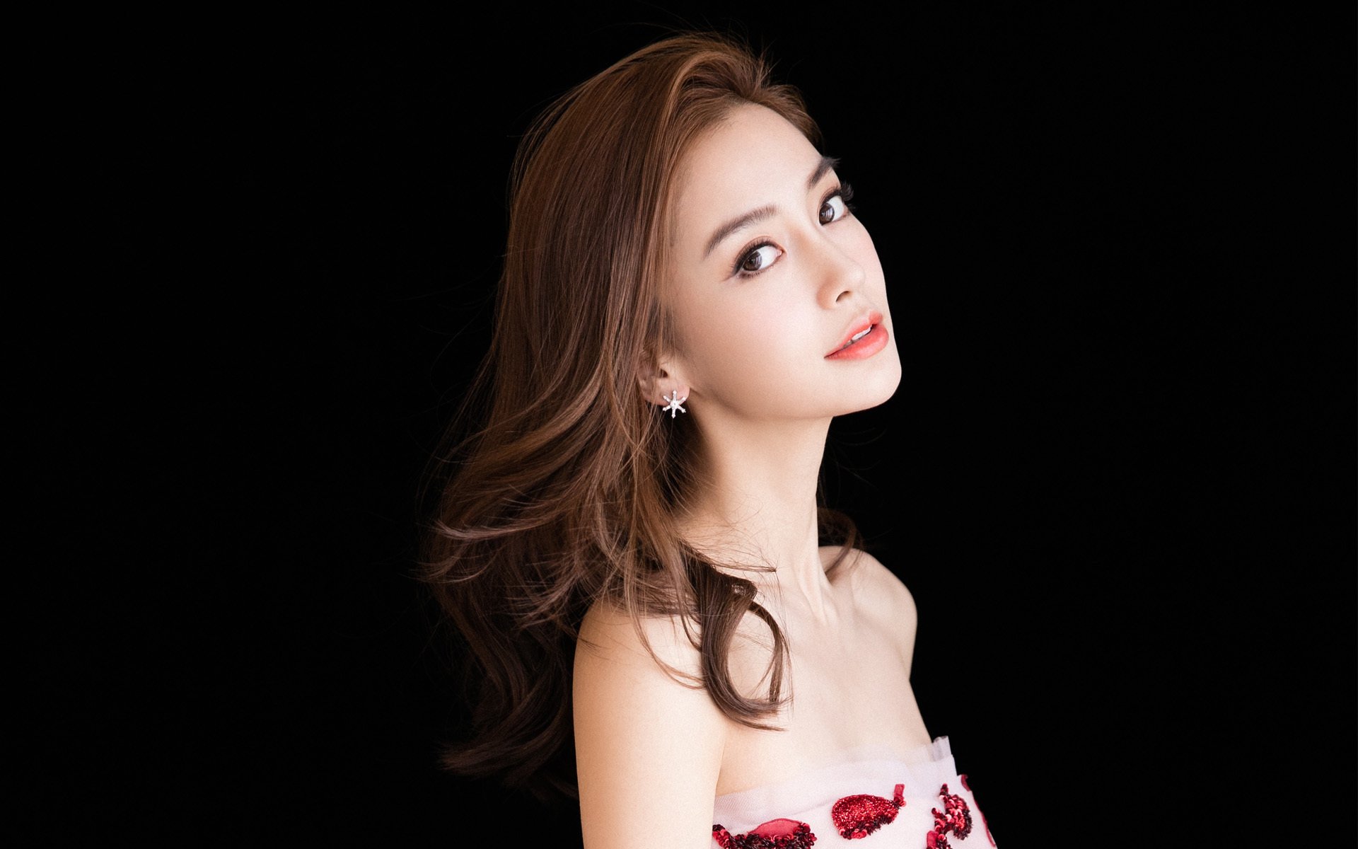 法比尼奥爆发点燃战火，几内亚全面压制伊朗展现非洲力量