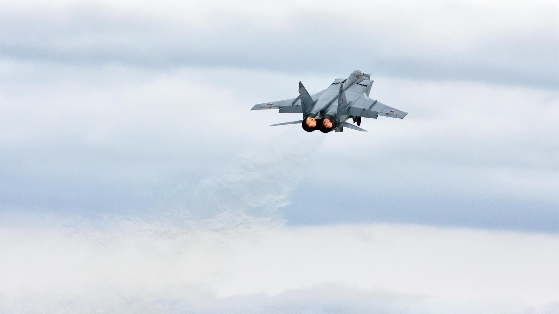 红蓝对决与金州烽烟，当平行宇宙的宿敌在同一夜咆哮