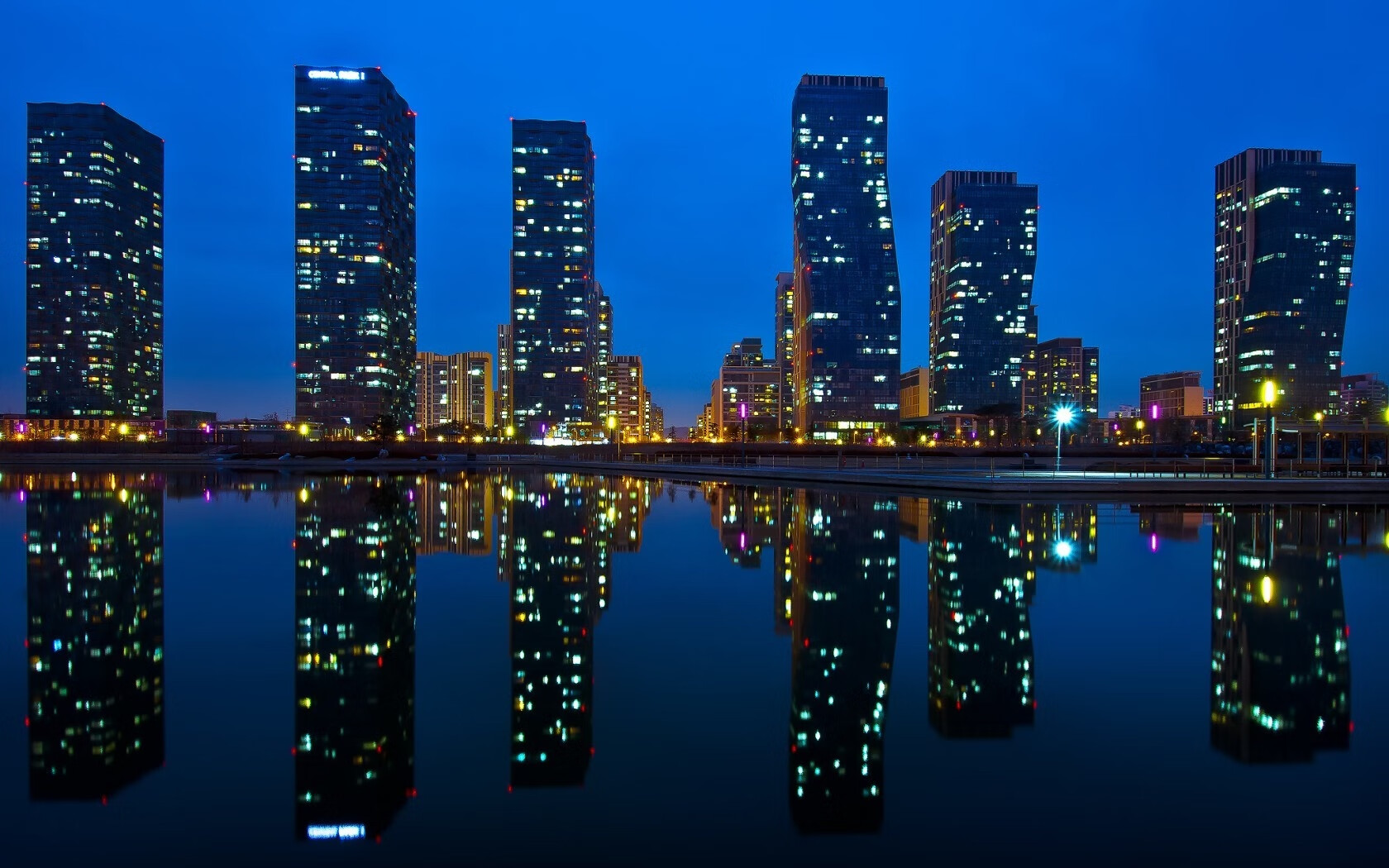 当足球奇迹照进F1街道，卡马文加与一场跨越维度的接管